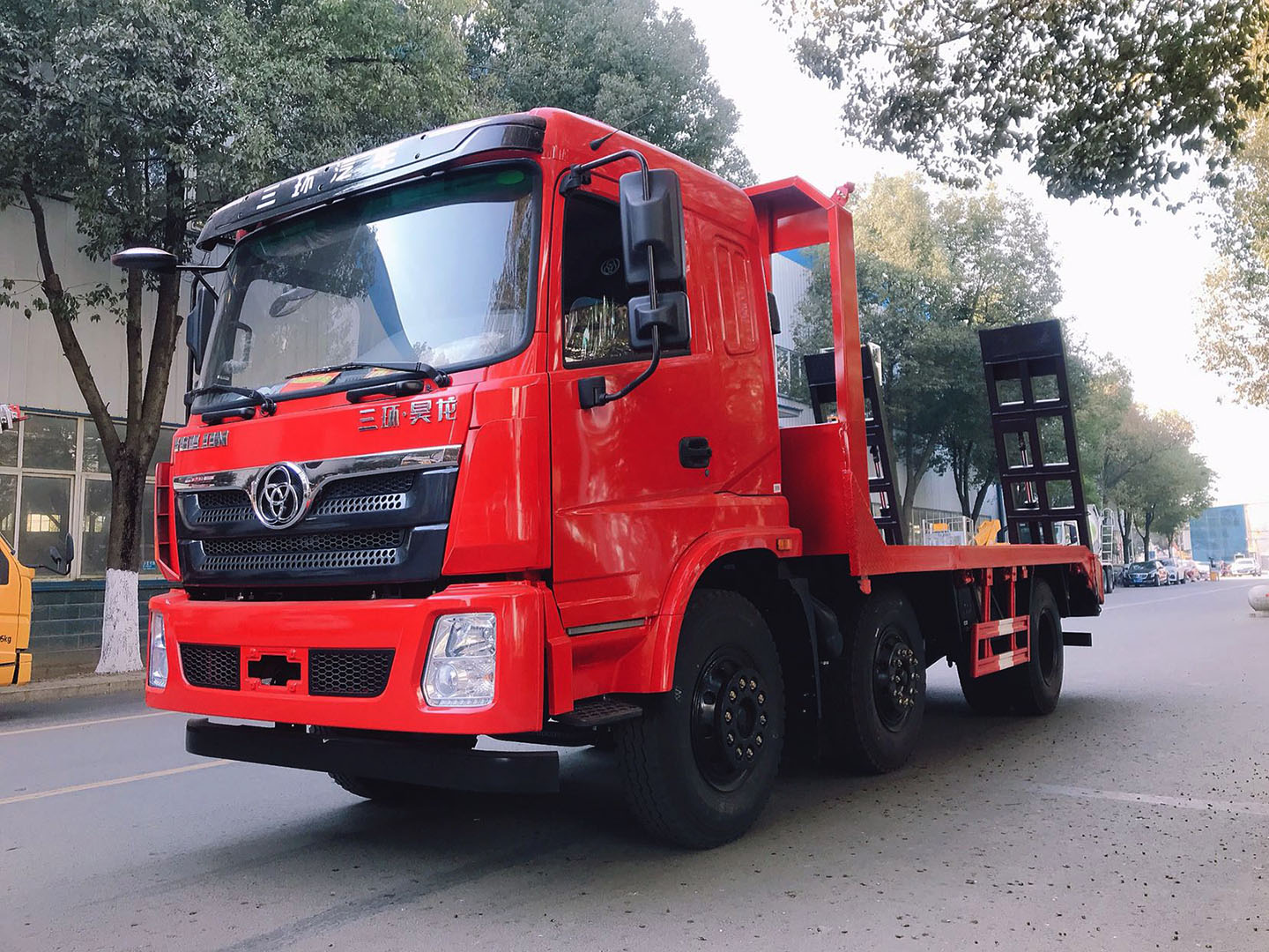 国六三环昊龙小三轴平板运输车