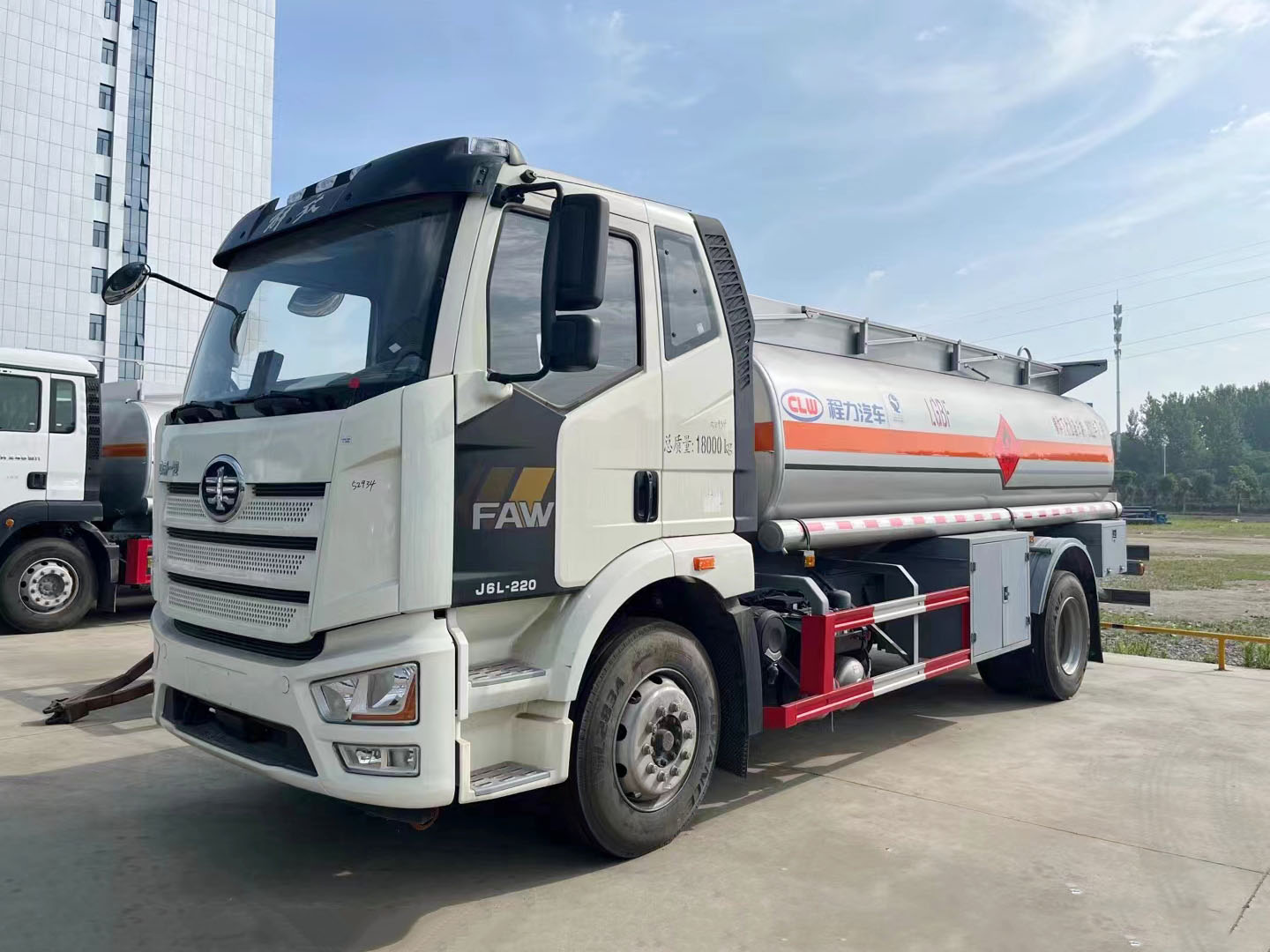 解放J6L运油车