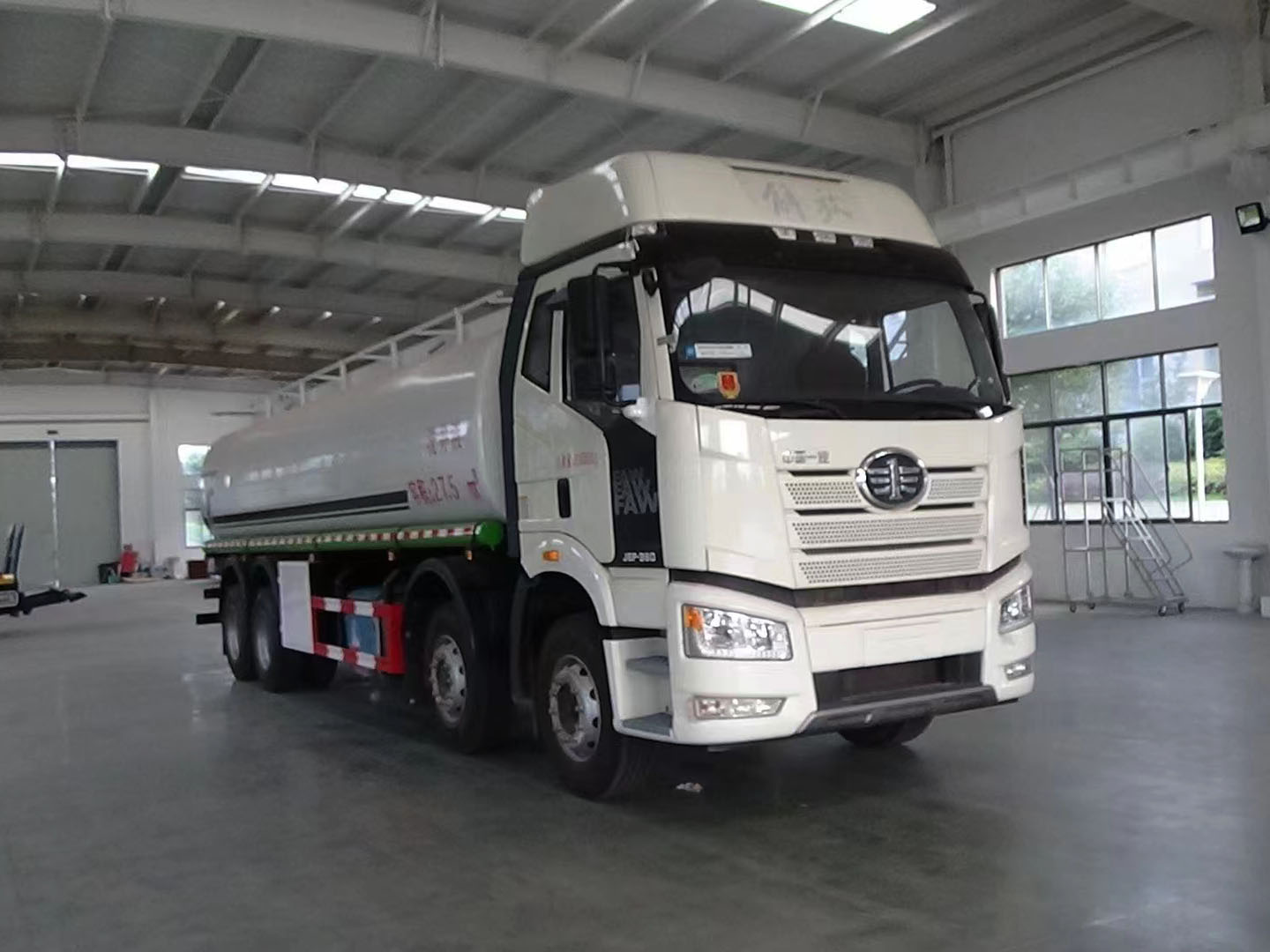 国六解放前四后八供液车