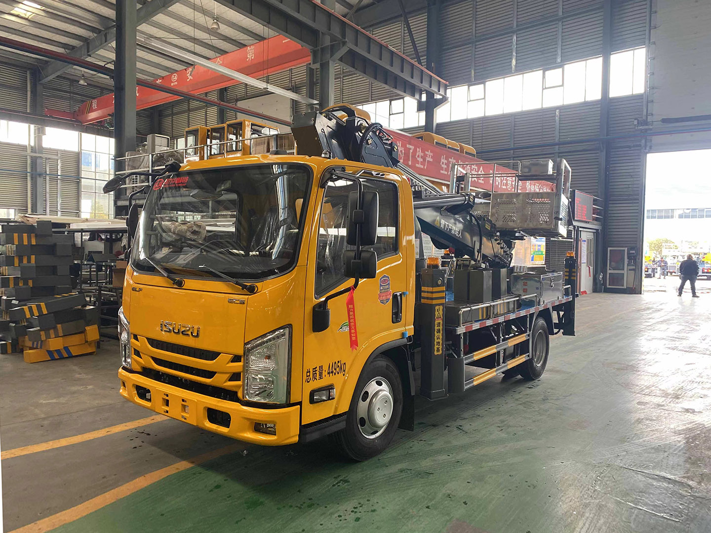 五十铃宽体蓝牌28米伸缩臂高空车