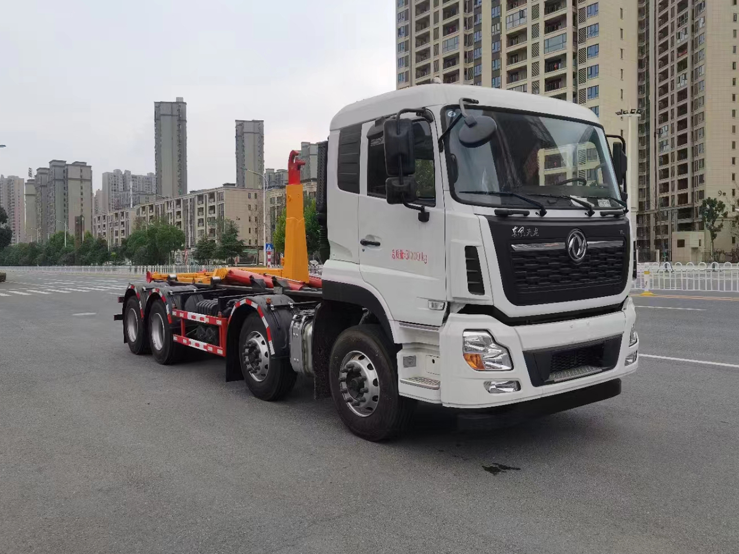 东风天龙前四后八勾臂垃圾车